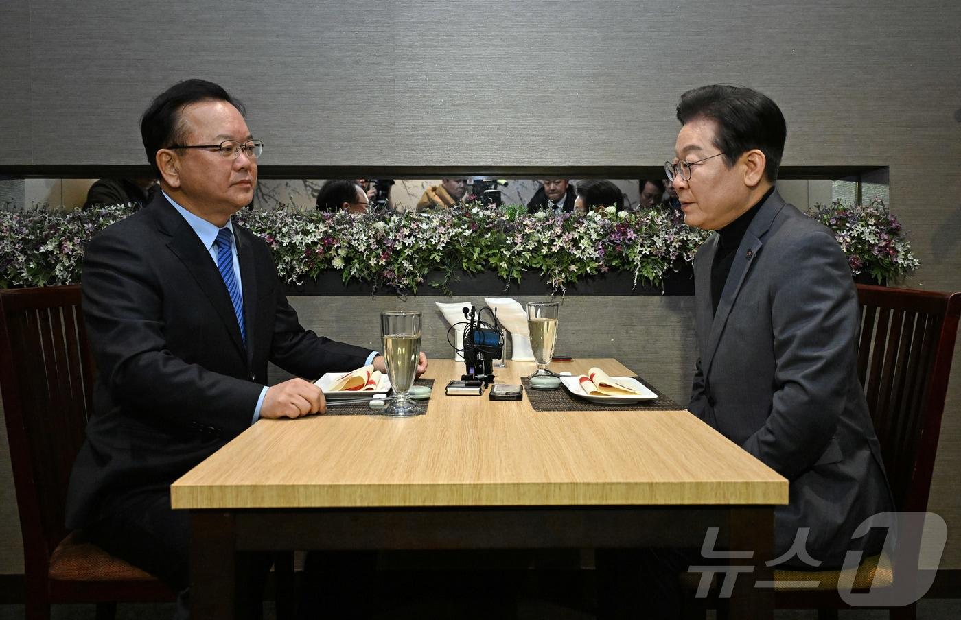이재명 더불어민주당 대표가 지난 2월 24일 서울 여의도의 한 식당에서 김부겸 전 국무총리와 만나 대화하고 있다. 2025.2.24/뉴스1 ⓒ News1 국회사진취재단