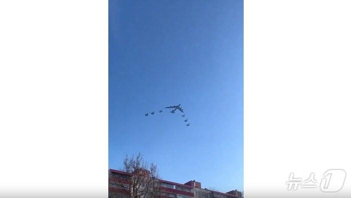 본문 이미지 - 러시아 국경에서 50㎞ 떨어진 지점에서 B-52 전략폭격기가 목격됐다. <출처=러시아 텔레그램 채널>