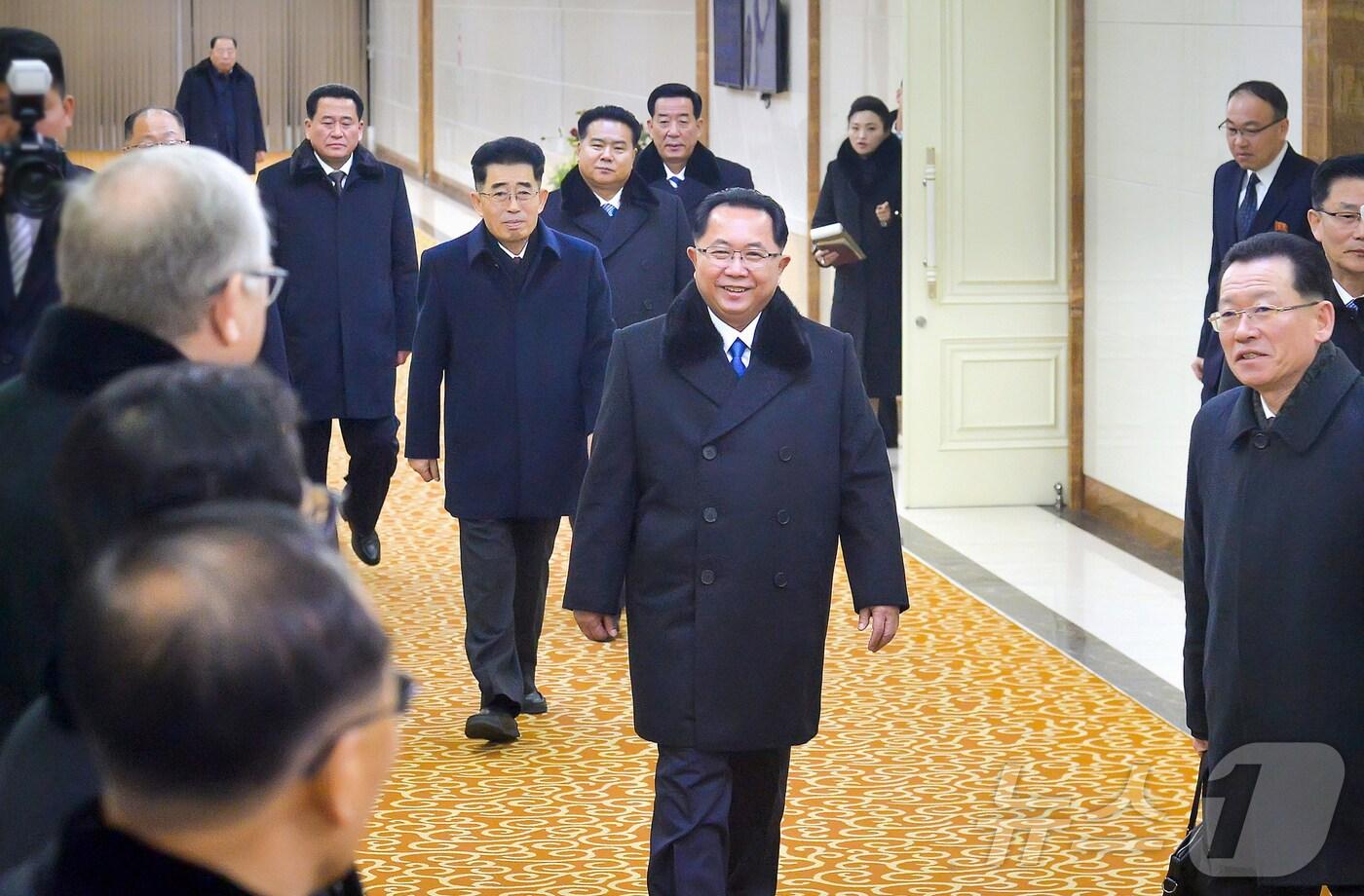 (평양 노동신문=뉴스1) = 북한 노동당 기관지 노동신문은 25일 리히용 당중앙위원회 비서를 단장으로 하는 당 대표단이 러시아 정당 통일러시아 총이사회의 초청에 따라 러시아 방문을 위해 출국다고 보도했다. [국내에서만 사용가능. 재배포 금지. DB 금지. For Use Only in the Republic of Korea. Redistribution Prohibited] rodongphoto@news1.kr