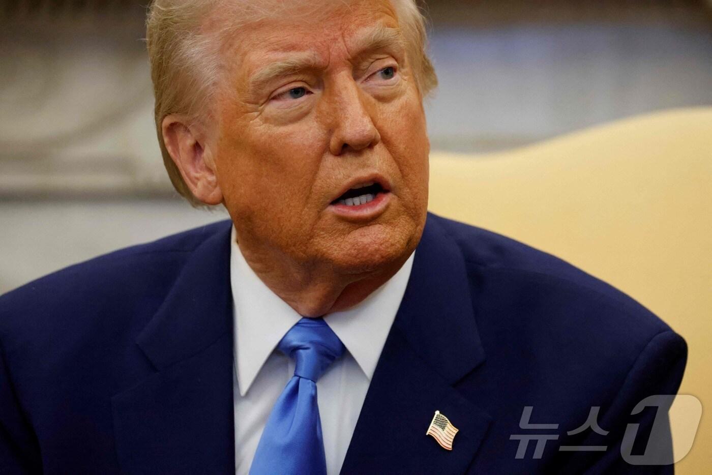 본문 이미지 - 도널드 트럼프 미국 대통령이 24일(현지 시간) 워싱턴 백악관을 방문한 에마뉘엘 마크롱 프랑스 대통령과 회담서 “볼로디미르 젤렌스키 우크라이나 대통령이 과울 협정에 서명하기 위해 이번 주 혹은 다음 주에 미국에 올 예정"이라고 말하고 있다. 2025.02.25 ⓒ AFP=뉴스1 ⓒ News1 우동명 기자