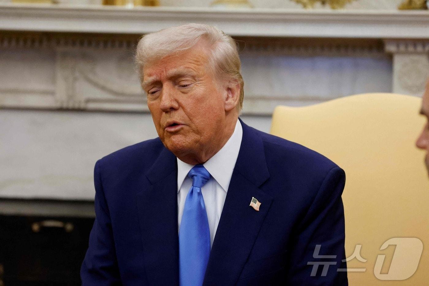 도널드 트럼프 미국 대통령이 24일(현지 시간) 워싱턴 백악관을 방문한 에마뉘엘 마크롱 프랑스 대통령과 회담서 “"러시아와 경제 발전 협력을 위해 노력 중＂이라고 말하고 있다. 2025.02.25 ⓒ AFP=뉴스1 ⓒ News1 우동명 기자