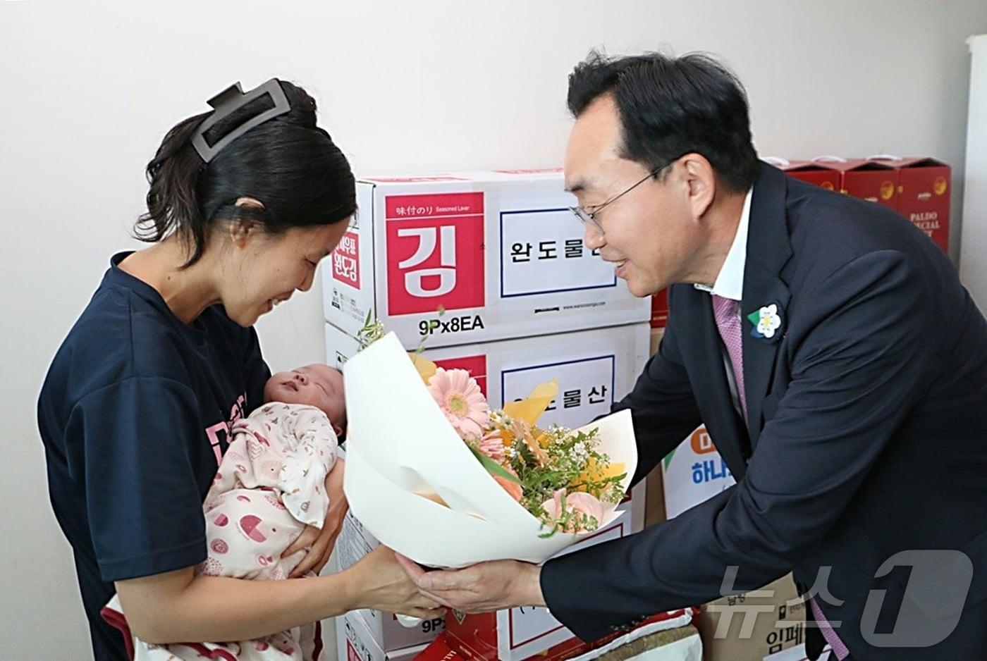 윤병태 나주시장이 2024년 5월 일곱째 다둥이 출산가정을 방문해 축하 꽃다발을 전하고 있다.(나주시 제공. 재판매 및 DB금지) /뉴스1