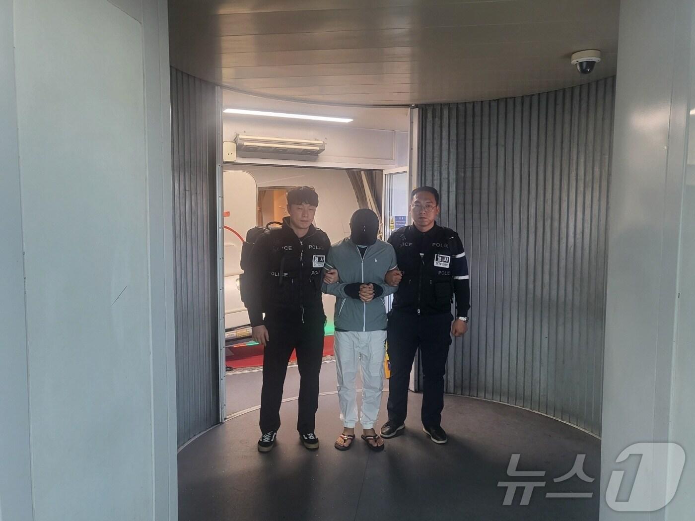 본문 이미지 - 국내로 강제 송환되는 해외투자사기 조직 총책 A 씨. (대구경찰청 제공. 재판매 및 DB 금지)