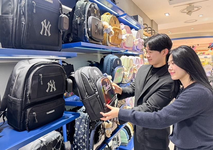 본문 이미지 - 지난 24일 서울시 양천구 현대백화점 목동점 MLB키즈 매장에서 손님들이 백팩 상품을 살펴보고 있다(현대백화점 제공).
