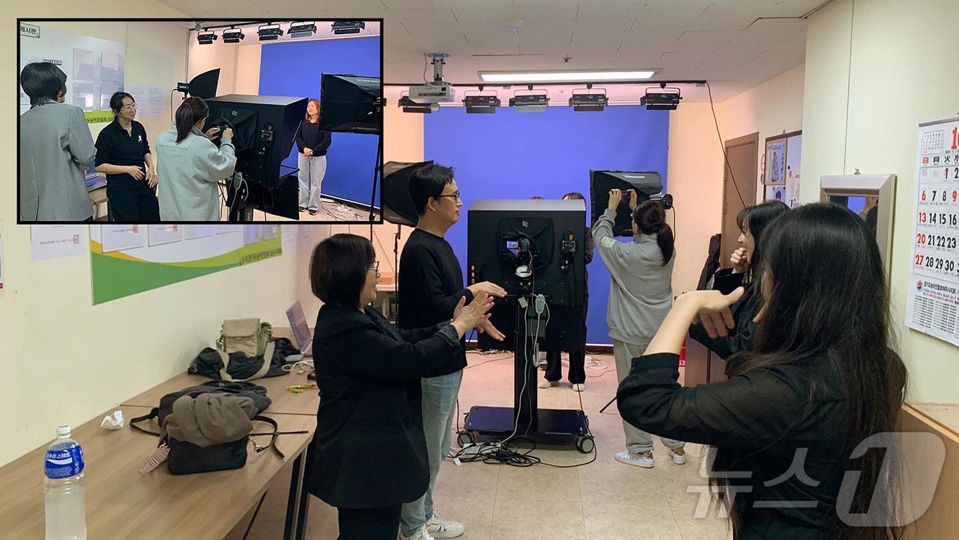 경기 성남시가 '장애인 평생학습도시 운영사업'에 3년 연속 선정됐다. 사진은 지난해 운영 사업 중 하나인 '수어 문화제 도전반’'진행 모습.(성남시 제공. 재판매 및 DB금지)/뉴스1