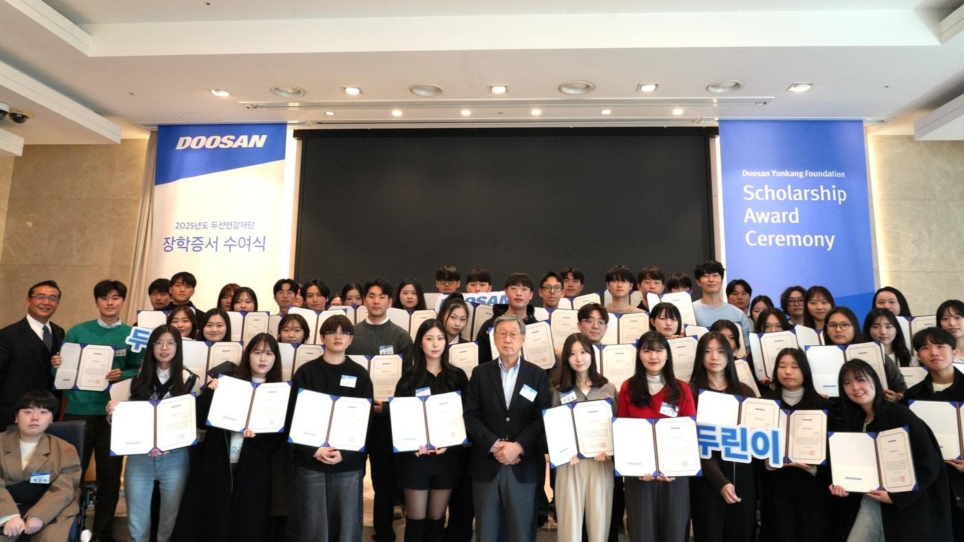 본문 이미지 -  두산연강재단 2025년 장학증서 수여식'에서 두산연강재단 박용현 이사장(앞줄 가운데)이 장학생들과 기념사진 촬영을 하고 있다.(두산연강재단 제공)