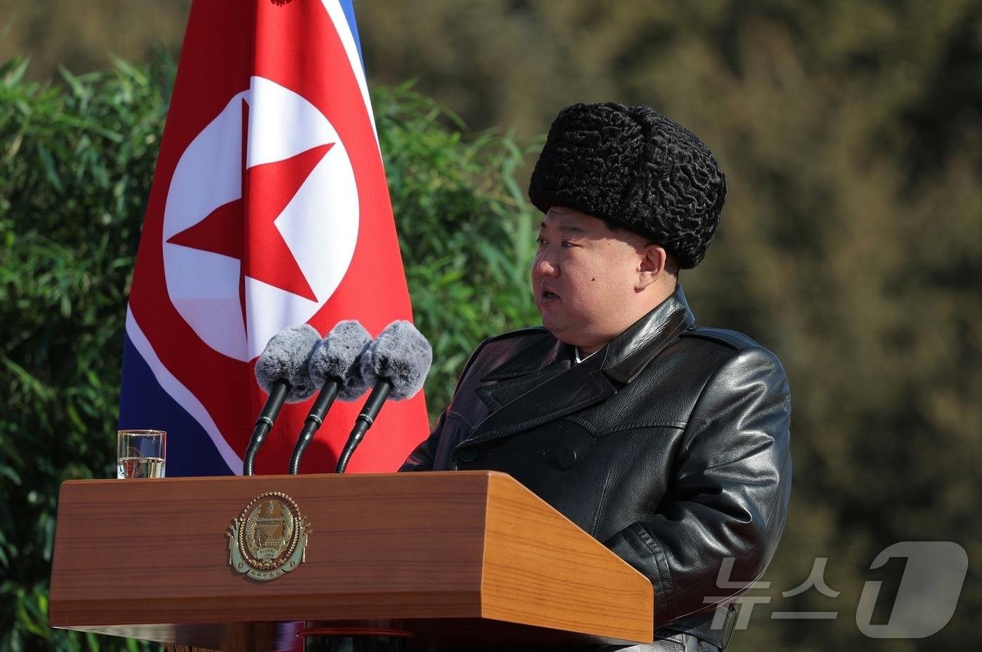 (평양 노동신문=뉴스1) = 북한 노동당 기관지 노동신문은 25일 "김정은 동지께서 2월 24일 주체적혁명무력의 최고군사정치학원인 김일성정치대학을 방문했다"라고 보도했다.[국내에서만 사용가능. 재배포 금지. DB 금지. For Use Only in the Republic of Korea. Redistribution Prohibited] rodongphoto@news1.kr