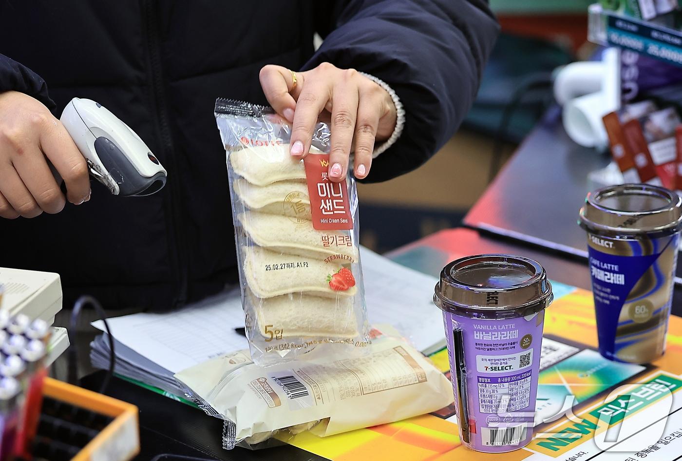 서울 도심의 한 세븐일레븐 편의점에서 직원이 빵과 음료를 계산하고 있다. 2025.2.25/뉴스1 ⓒ News1 박정호 기자
