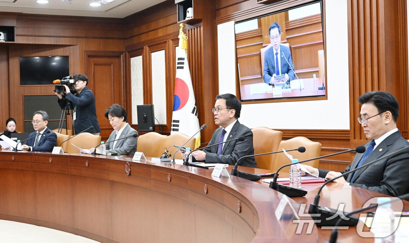 최상목 대통령 권한대행 부총리 겸 기획재정부 장관이 25일 서울 종로구 정부서울청사에서 열린 '국정현안관계장관회의 겸 경제관계장관회의'를 주재하고 있다. (기획재정부 제공. 재판매 및 DB 금지) 2025.2.25/뉴스1