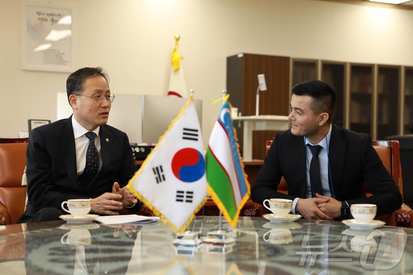 이형일 통계청장(왼쪽)이 24일 정부대전청사에서 쉐라리예프 우즈베키스탄 통계청 국장과 면담하고 있다(통계청 제공). 2025.2.25/뉴스1