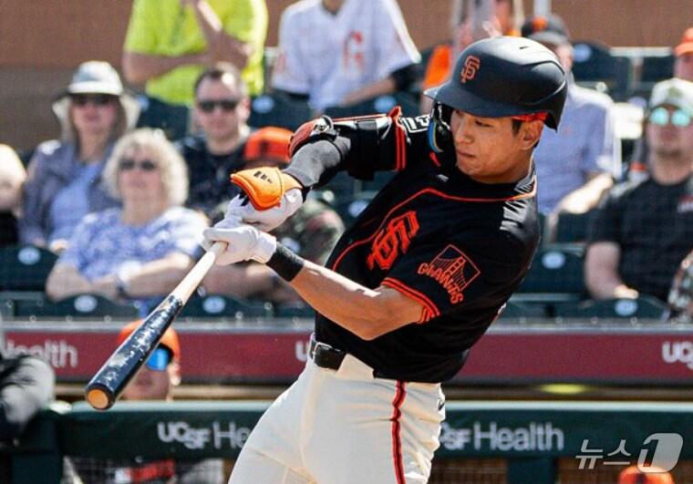 본문 이미지 - 이정후는 25일(한국시간) 미국 애리조나주 스코츠데일의 스코츠데일 스타디움에서 열린 콜로라도와의 시범경기에 3번 타자 중견수로 선발 출전해 1회 첫 타석에서 솔로홈런을 쳤다. (샌프란시스코 자이언츠 SNS 캡처, 재판매 및 DB금지) 2025.2.25/뉴스1 ⓒ News1 김진환 기자