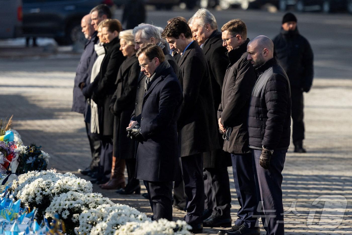 우크라이나와 러시아의 전쟁 3주년인 24일&#40;현지시간&#41; 우크라이나 키이우 전몰장병 추모비에서 볼로디미르 젤렌스키 우크라이나 대통령을 비롯한 유럽 정상들이 묵념을 하고 있다. ⓒ 로이터=뉴스1