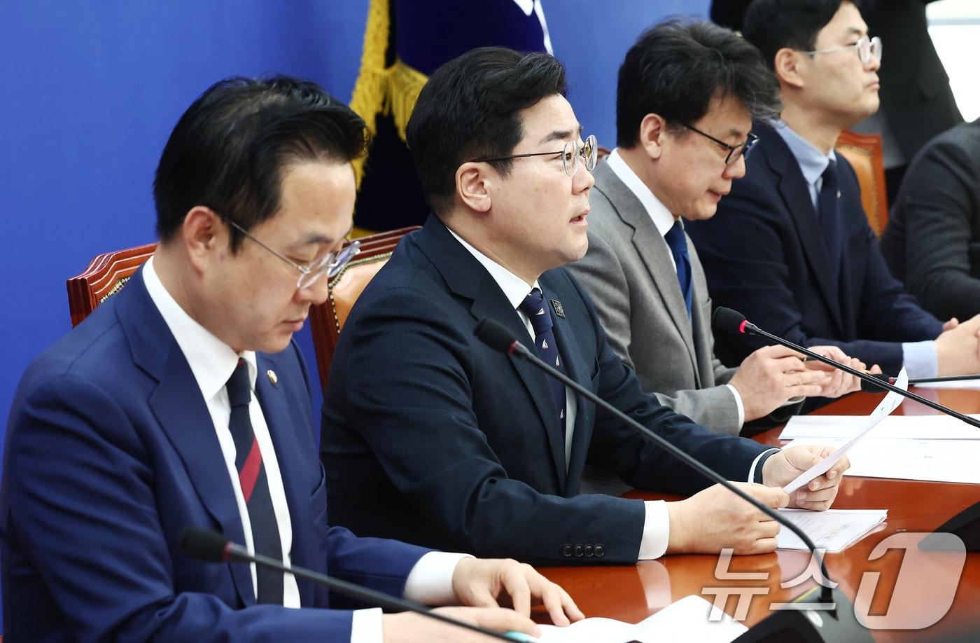 박찬대 더불어민주당 원내대표가 25일 오전 서울 여의도 국회에서 열린 원내대책회의에서 모두 발언을 하고 있다. 2025.2.25/뉴스1 ⓒ News1 김민지 기자