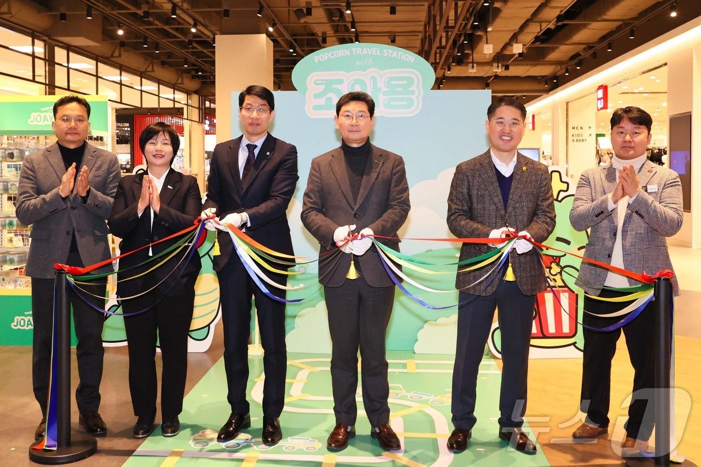 용인시와 이마트가 24일 협약을 맺고 스타필드마켓 죽전점에 용인시 캐릭터 '조아용' 홍보를 위한 팝업스토어를 개장했다.(용인시 제공)