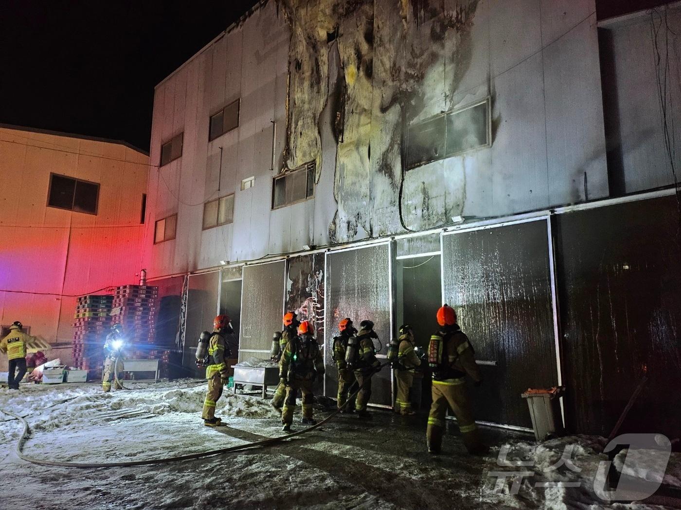 본문 이미지 - 제천시 용두동의 한 창고 화재 현장 (소방 제공. 재판매 및 DB금지)/뉴스1  