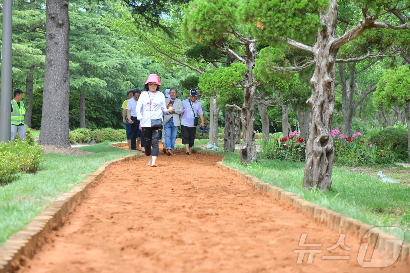 영랑호 맨발 황톳길 전경.(속초시 제공, 재판매 및 DB 금지)2 205.2.25/뉴스1