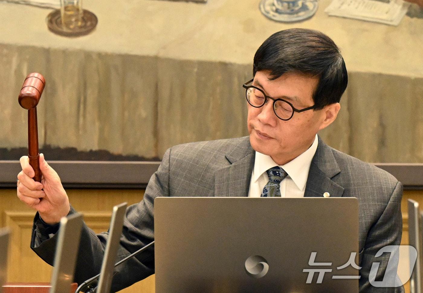 이창용 한국은행 총재가  금융통화위원회 본회의 개회를 선언하는 의사봉을 치고 있다. &#40;자료사진&#41; /뉴스1