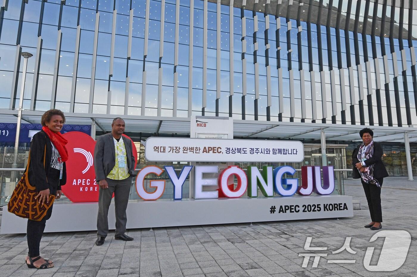 본문 이미지 - APEC 2025 KOREA (SOM1) 고위관리회의 둘째날인 25일 파푸아뉴기니 대표단이 경북 경주시 보문단지 내 경주컨벤션센터(HICO) 정문 앞에서 기념촬영을 하고 있다. 이번 회의는 24일부터 다음 달 9일까지 HICO에서 APEC 21개 회원국 대표단 등 2000여명이 28개 회의체를 구성해 총 100여 차례의 회의를 개최한다. 2025.2.25/뉴스1 ⓒ News1 최창호 기자