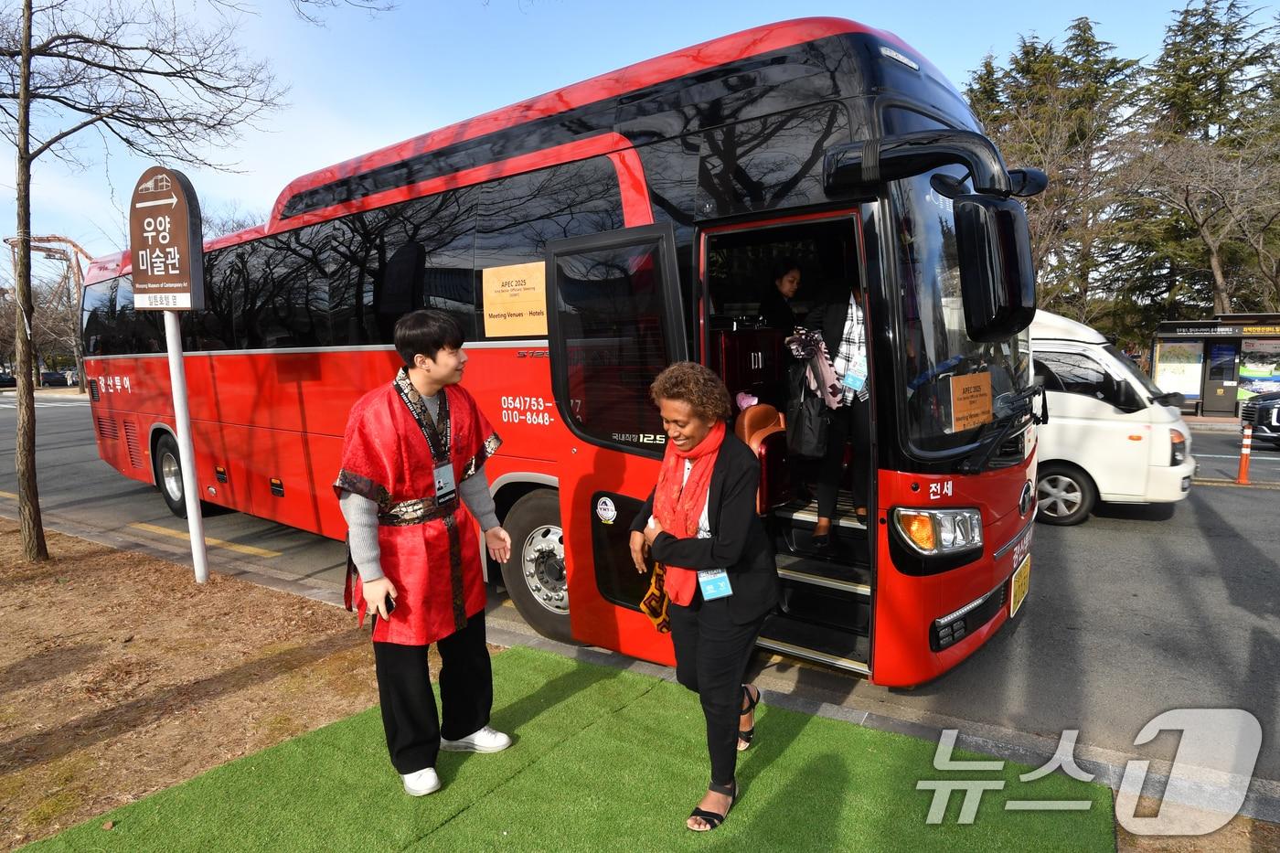 APEC 2025 KOREA (SOM1) 고위관리회의 둘째날인 25일 오전 각국 대표들이 셔틀버스편으로 회의장인 경북 경주시 보문단지 내 경주컨벤션센터(HICO)로 이동하고 있다. 2025.2.25/뉴스1 ⓒ News1 최창호 기자