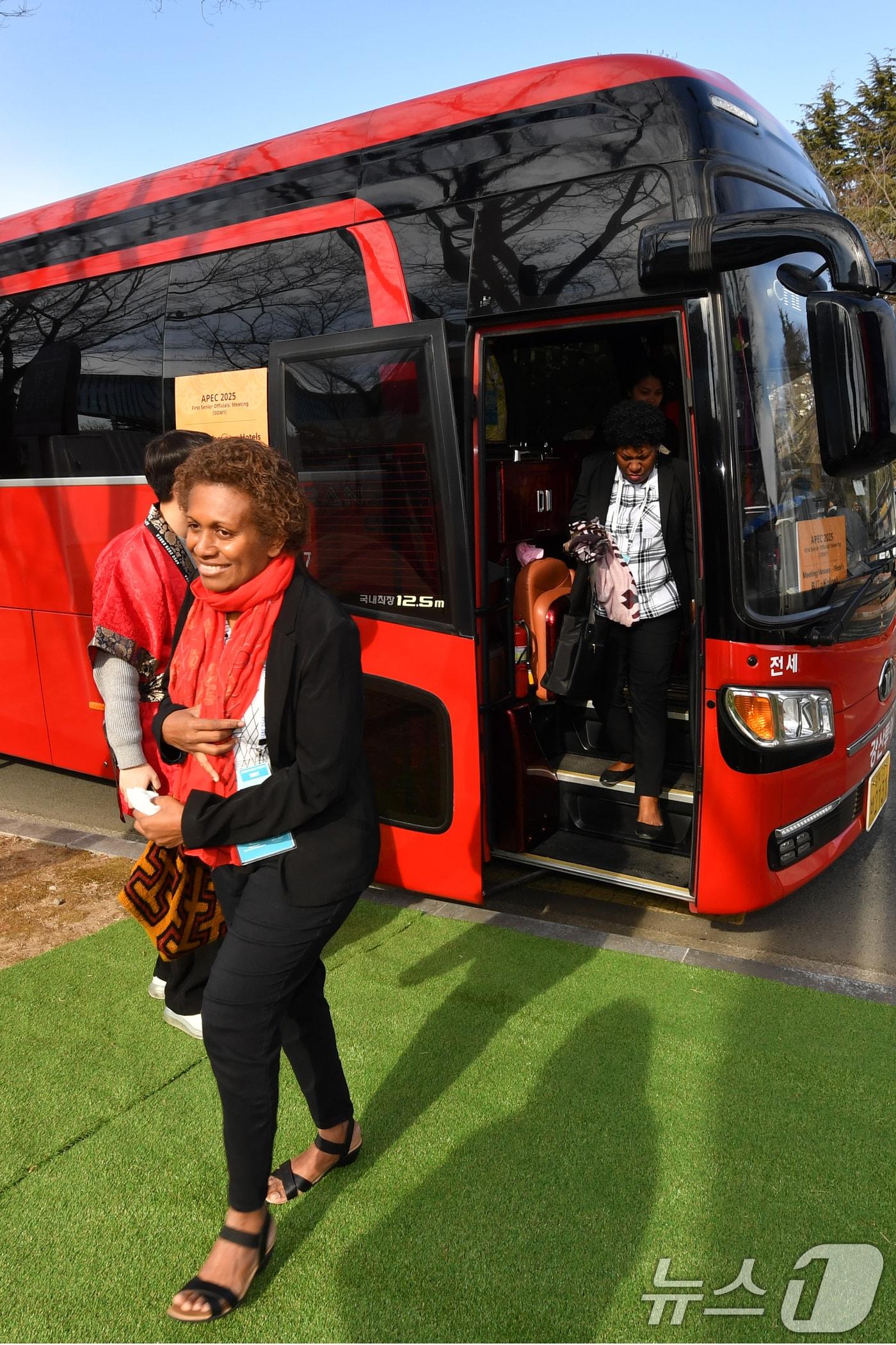 본문 이미지 - APEC 2025 KOREA (SOM1) 고위관리회의 둘째날인 25일 오전 각국 대표들이 셔틀버스편으로 회의장인 경북 경주시 보문단지 내 경주컨벤션센터(HICO)로 이동하고 있다. 이번 회의는 24일부터 다음 달 9일까지 HICO에서 APEC 21개 회원국 대표단 등 2000여명이 28개 회의체를 구성해 총 100여 차례의 회의를 개최한다. 2025.2.25/뉴스1 ⓒ News1 최창호 기자
