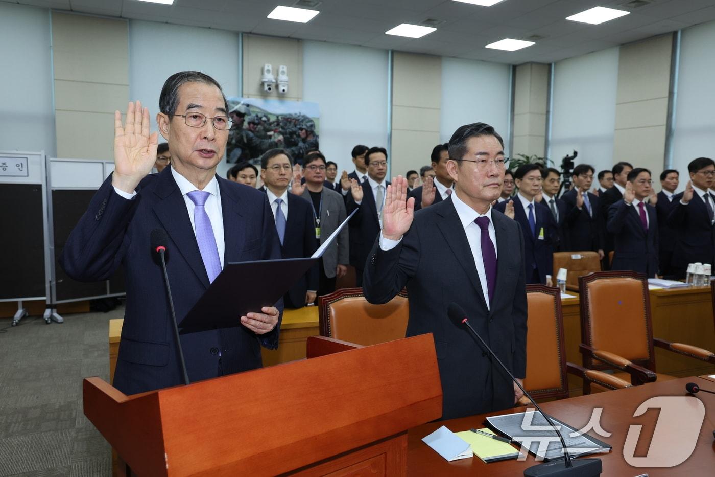 본문 이미지 - 한덕수 국무총리를 비롯한 증인들이 25일 오전 서울 여의도 국회에서 열린 윤석열 정부의 비상계엄 선포를 통한 내란 혐의 진상규명 국정조사 제5차 청문회에서 증인선서를 하고 있다. 앞줄 오른쪽은 신원식 국가안보실장. 2025.2.25/뉴스1 ⓒ News1 이재명 기자