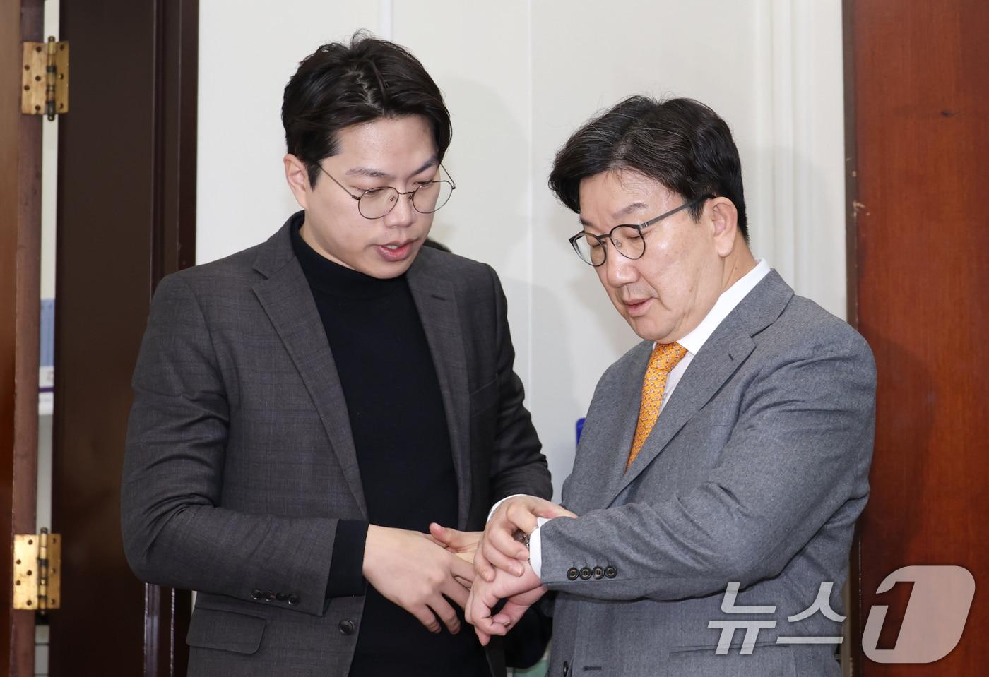 본문 이미지 - 2025년 5월 25일 권성동 국민의힘 원내대표와 손영광 연금개혁청년행동 공동대표가 서울 여의도 국회에서 열린 연금개혁 청년간담회에 앞서 대화하고 있다. 손 대표는 윤어게인의 대표 격인 부산 세계로 교회 손현보 목사의 아들로 박형준 선대위 공동상임선대본부장을 맡고 있다. 2025.2.25 ⓒ 뉴스1 이광호 기자