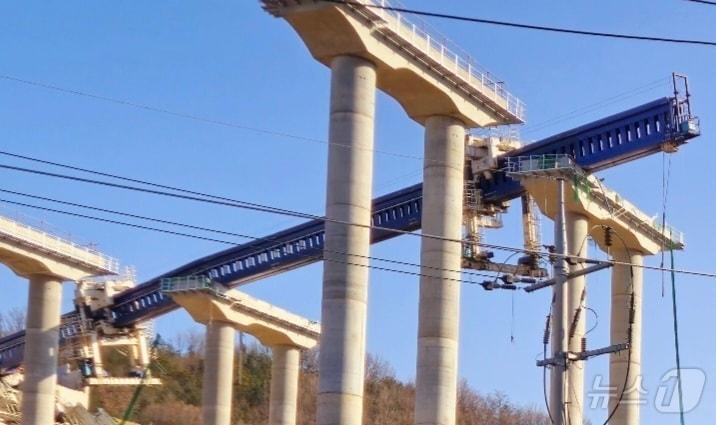 본문 이미지 - 25일 오전 9시 50분쯤 충남 천안 서북구 입장면의 고속도로 공사현장에서 붕괴 사고가 발생해서 소방당국이 대응 2단계를 발령했다. 사진은 이날 사고현장 모습. (독자제공. 재판매 및 DB금지) 2025.2.25/뉴스1 ⓒ News1 이시우 기자