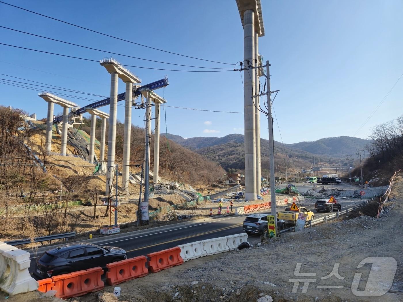본문 이미지 - 25일 오전 9시 50분쯤 충남 천안 서북구 입장면의 고속도로 공사현장에서 붕괴 사고가 발생해서 소방당국이 대응 2단계를 발령했다. 사진은 이날 사고현장 모습. &#40;독자제공. 재판매 및 DB금지&#41; 2025.2.25/뉴스1 ⓒ News1 이시우 기자