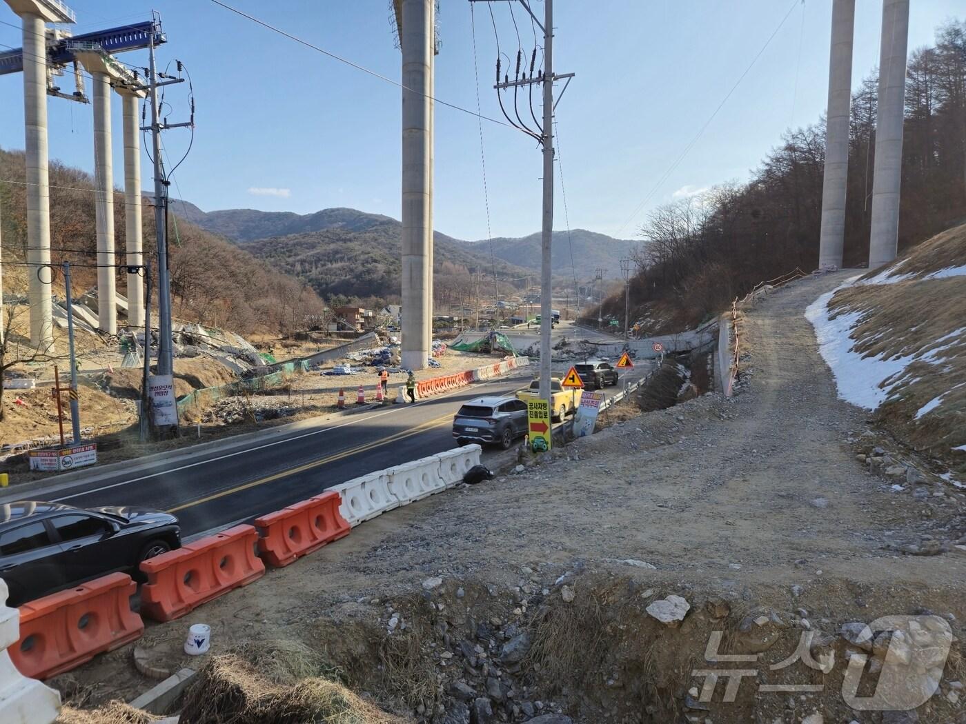 본문 이미지 - 25일 오전 9시 49분께 충남 천안시 서북구 입장면 도림리 서울-세종고속도로 다리 건설현장에서 철근 구조물이 교각 아래로 떨어졌다. (독자제공.재판매 및 DB금지)/뉴스1 ⓒ News1 이시우 기자
