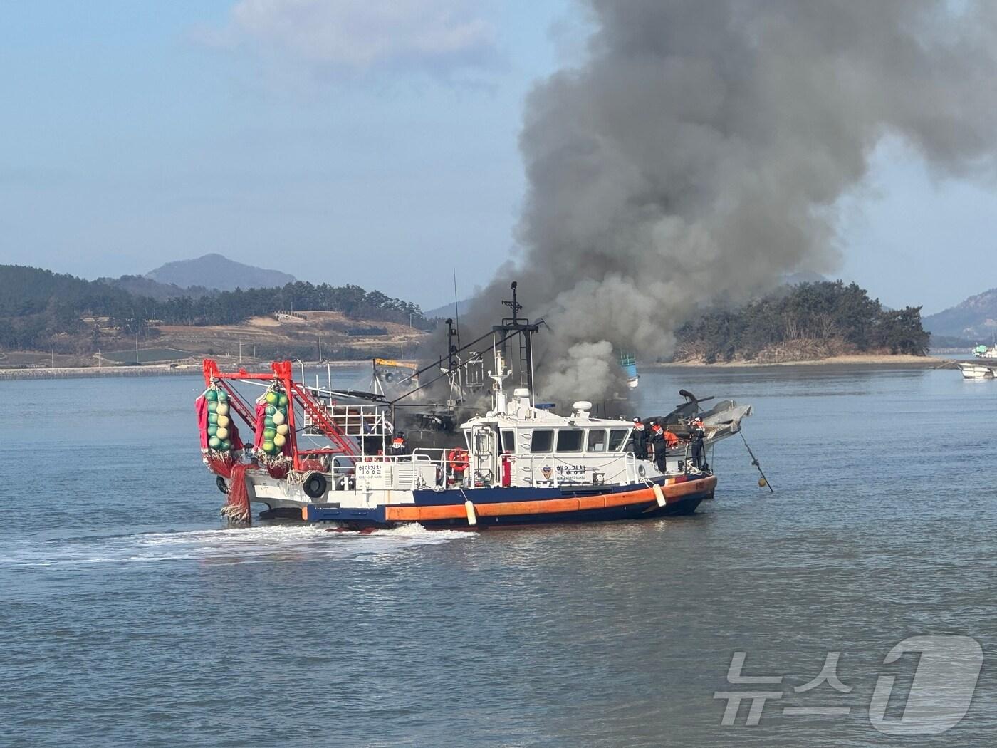 본문 이미지 - 25일 오전 9시 37분쯤 전남 신안군 송도항 인근 해상에 정박 중이던 9.77톤급 조기잡이 어선 A호에서 불이 나 해경 등이 진화작업을 하고 있다. (목포해경 제공. 재판매 및 DB금지) 2025.2.25/뉴스1
