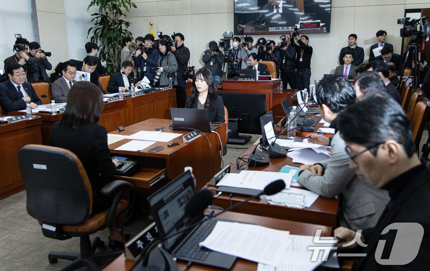 본문 이미지 - 안규백 국회 윤석열 정부의 비상계엄 선포를 통한 내란 혐의 진상규명 국정조사특별위원회 위원장이 25일 오전 서울 여의도 국회에서 열린 제5차 청문회에서 의사봉을 두드리고 있다. 2025.2.25/뉴스1 ⓒ News1 이재명 기자