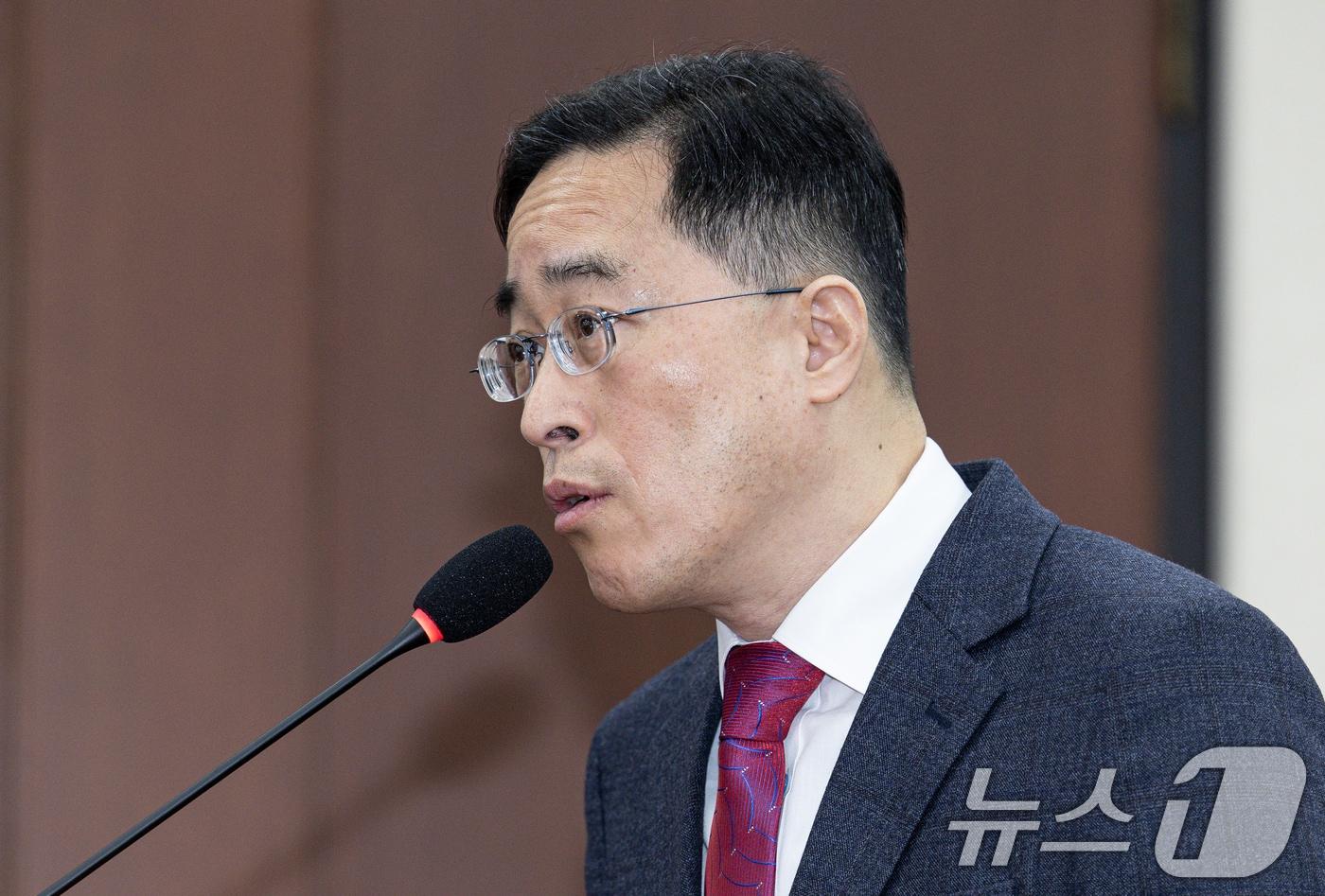 본문 이미지 - 이진동 대검찰청 차장 검사가 25일 오전 서울 여의도 국회에서 열린 윤석열 정부의 비상계엄 선포를 통한 내란 혐의 진상규명 국정조사 제5차 청문회에서 의원 질의에 답변하고 있다. 2025.2.25/뉴스1 ⓒ News1 이재명 기자