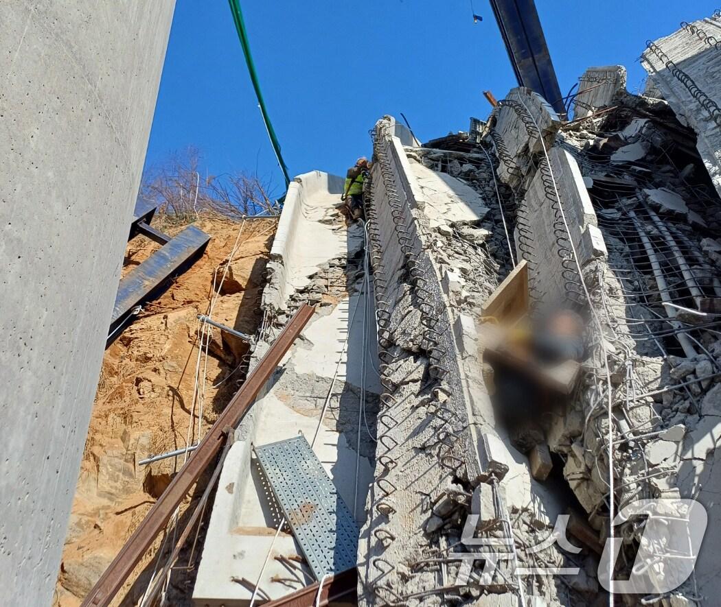 본문 이미지 - 25일 오전 9시 49분께 충남 천안시 서북구 입장면 도림리의 서울세종고속도로 공사 현장에서 교각 위 구조물이 붕괴되는 사고가 발생했다. 소방 당국은 이 사고로 작업자 수 명이 매몰된 것으로 보고 현장에서 구조작업을 벌이고 있다. (독자제공, 재판매 및 DB금지) 2025.2.25/뉴스1