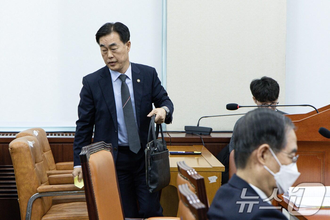 허석곤 소방청장이 25일 오전 서울 여의도 국회에서 열린 윤석열 정부의 비상계엄 선포를 통한 내란 혐의 진상규명 국정조사 제5차 청문회에서 안성 고속도로 공사장 붕괴 관련해 이석하고 있다. 2025.2.25/뉴스1 ⓒ News1 이재명 기자