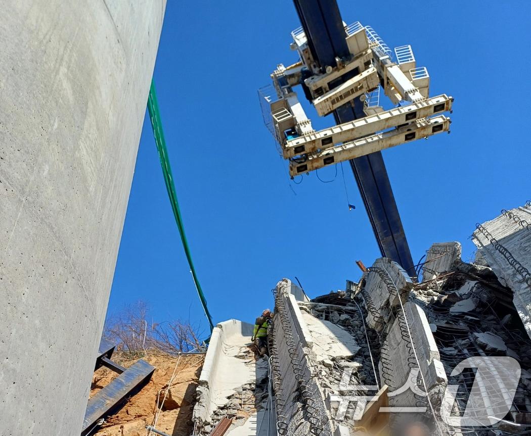 본문 이미지 - 25일 오전 9시 49분께 충남 천안시 서북구 입장면 도림리의 서울세종고속도로 공사 현장에서 교각 위 구조물이 붕괴되는 사고가 발생했다. 소방 당국은 이 사고로 작업자 수 명이 매몰된 것으로 보고 현장에서 구조작업을 벌이고 있다. 사진은 붕괴 현장 모습. (독자제공, 재판매 및 DB금지) 2025.2.25/뉴스1