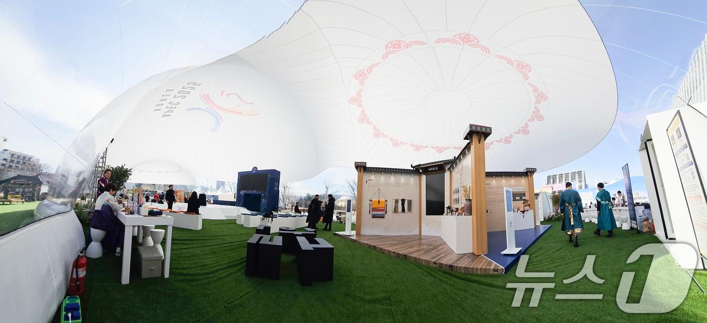 본문 이미지 - APEC 2025 KOREA (SOM1) 고위관리회의 둘째날인 25일 회의장인 경북 경주시 보문단지 경주컨벤션센터(HICO) 야외에 마련된 투명 돔 공연장.. 2025.2.25/뉴스1 ⓒ News1 최창호 기자