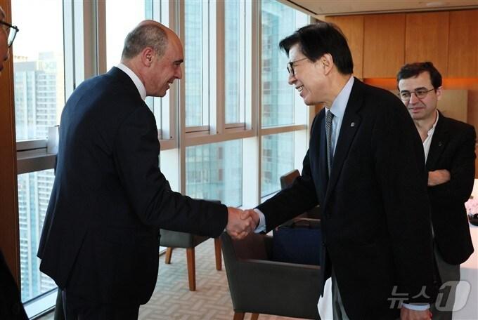 본문 이미지 - 띠에리샤벳 르노그룹 생산·품질 총괄 부회장과 박형준 부산시장이 25일 오전 파크하얏트 부산호텔에서 인사를 나누고 있다(부산시청 제공. 재판매 및 DB 금지)