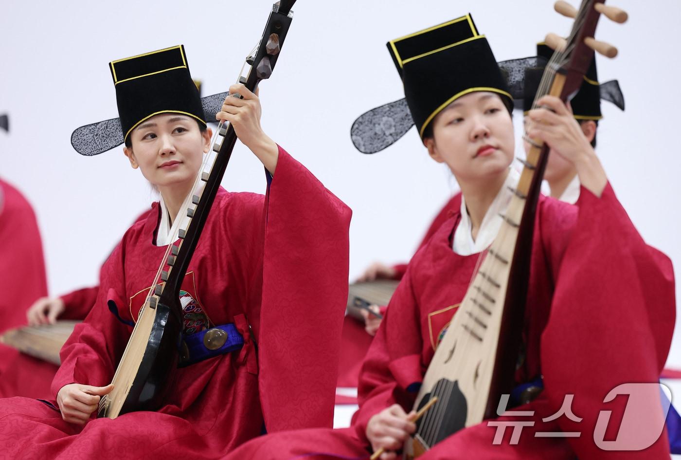 본문 이미지 - 25일 서울 서초구 국립국악원에서 열린 2025 정악단 정기공연 '행악과 보허자 - 하늘과 땅의 걸음' 제작발표회에서 취타 공연이 펼쳐지고 있다. 2025.2.25/뉴스1 ⓒ News1 김성진 기자
