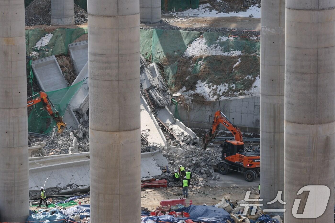 25일 오전 9시 49분께 충남 천안시 서북구 입장면 도림리의 서울세종고속도로 공사 현장에서 교각 위 구조물이 붕괴되는 사고가 발생해 소방대원들이 인명 구조작업을 하고 있다. 2025.2.25/뉴스1 ⓒ News1 김영운 기자
