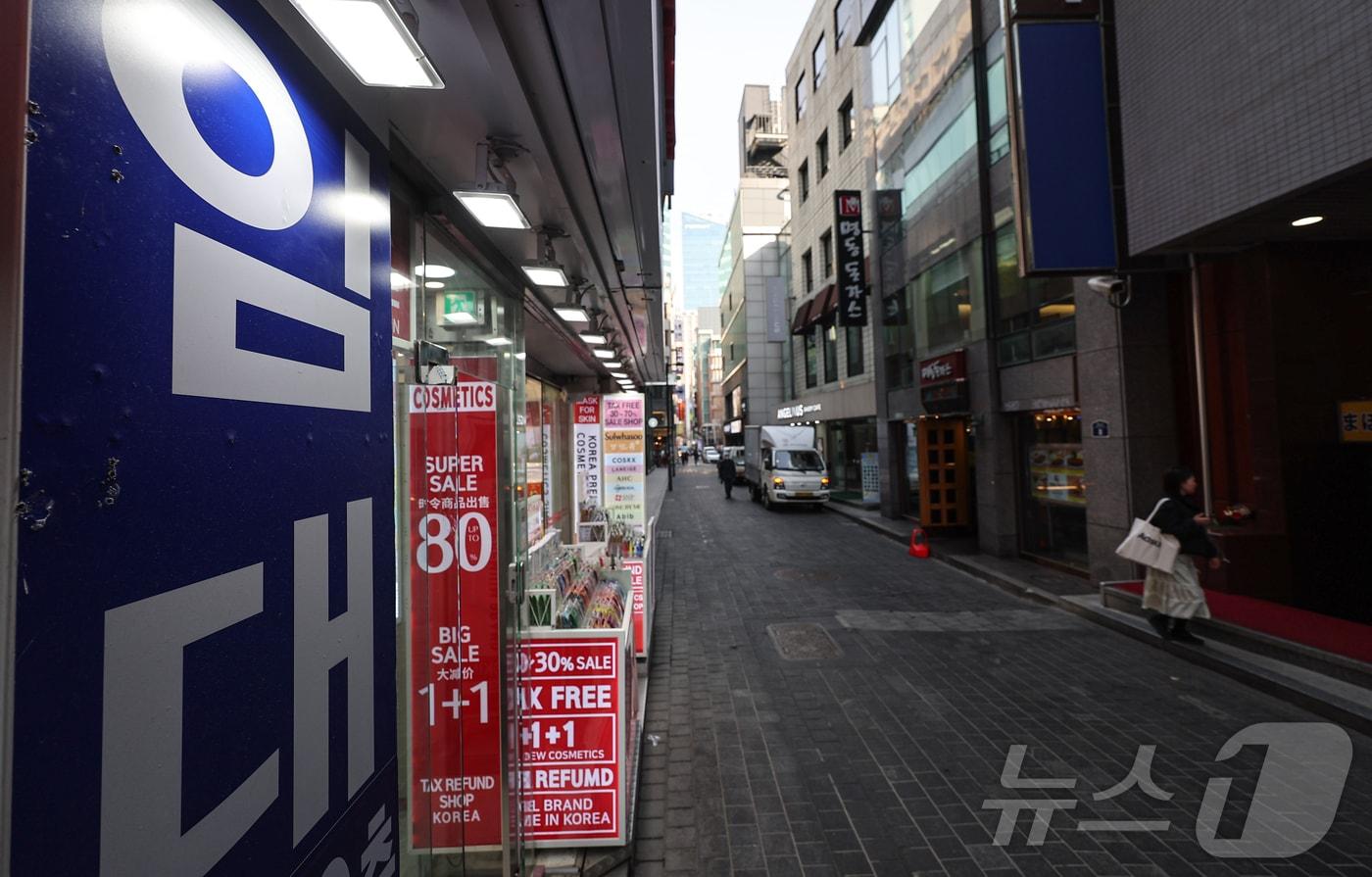  서울 중구 명동 상가밀집 거리가에 임대문의가 게시된 모습. 2025.2.25/뉴스1 ⓒ News1 김도우 기자