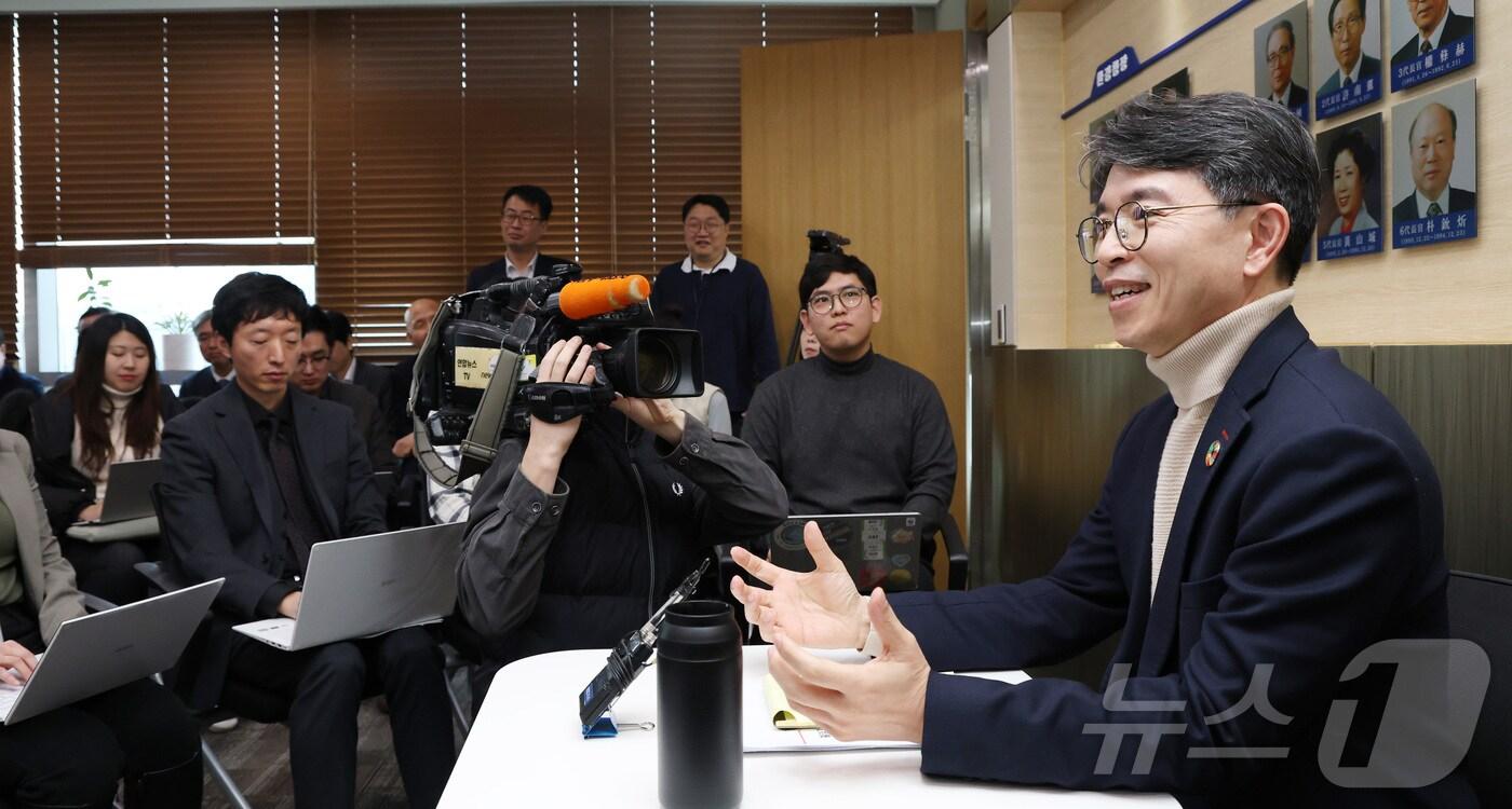 김완섭 환경부 장관이 25일 세종시 정부세종청사에서 열린 기자간담회에서 환경정책 및 현안을 설명하고 있다. 2025.2.25/뉴스1 ⓒ News1 김기남 기자