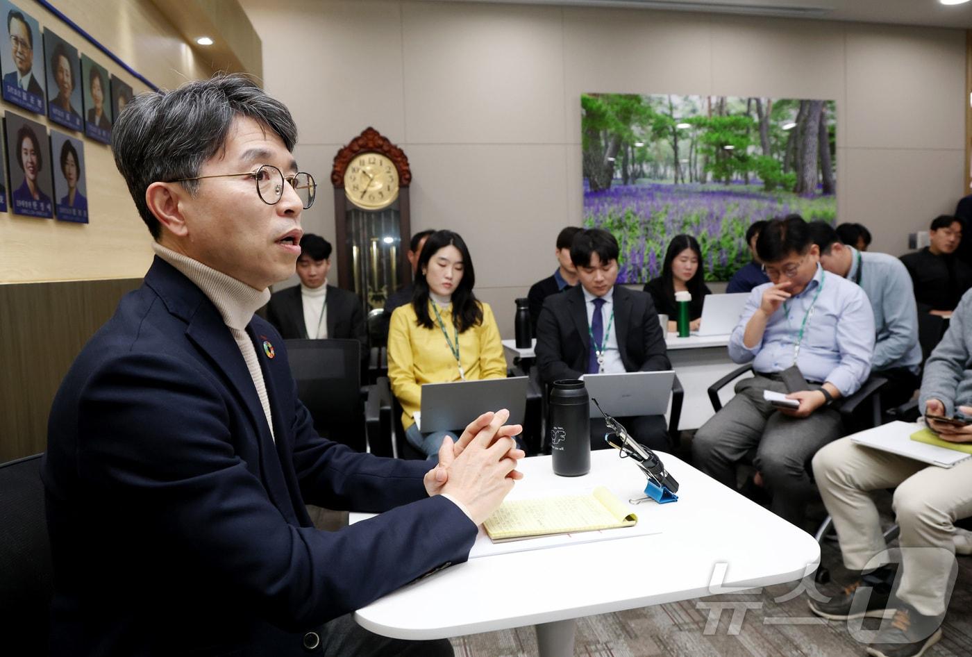 본문 이미지 - 김완섭 환경부 장관이 25일 세종시 정부세종청사에서 열린 기자간담회에서 환경정책 및 현안을 설명하고 있다. 2025.2.25/뉴스1 ⓒ News1 김기남 기자