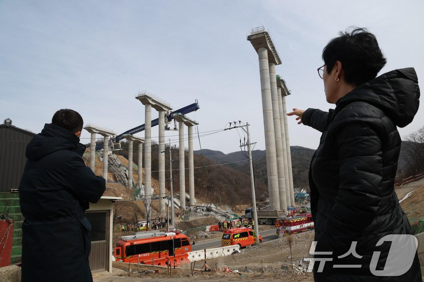 본문 이미지 - 시민들이 25일 경기 안성시 서운면 산평리 서울세종고속도로 공사장 교량 붕괴 사고현장을 지켜보고 있다. 2025.2.25/뉴스1 ⓒ News1 김영운 기자