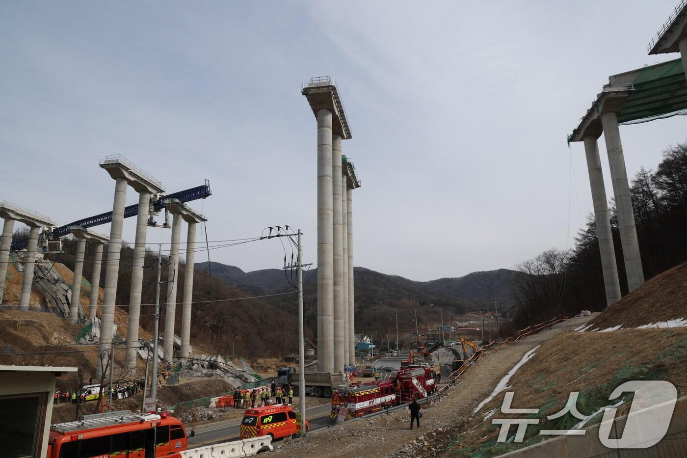 소방대원들이 25일 경기 안성시 서운면 산평리 서울세종고속도로 공사장 교량 붕괴 사고현장에서 구조작업을 펼치고 있다. 2025.2.25/뉴스1 ⓒ News1 김영운 기자