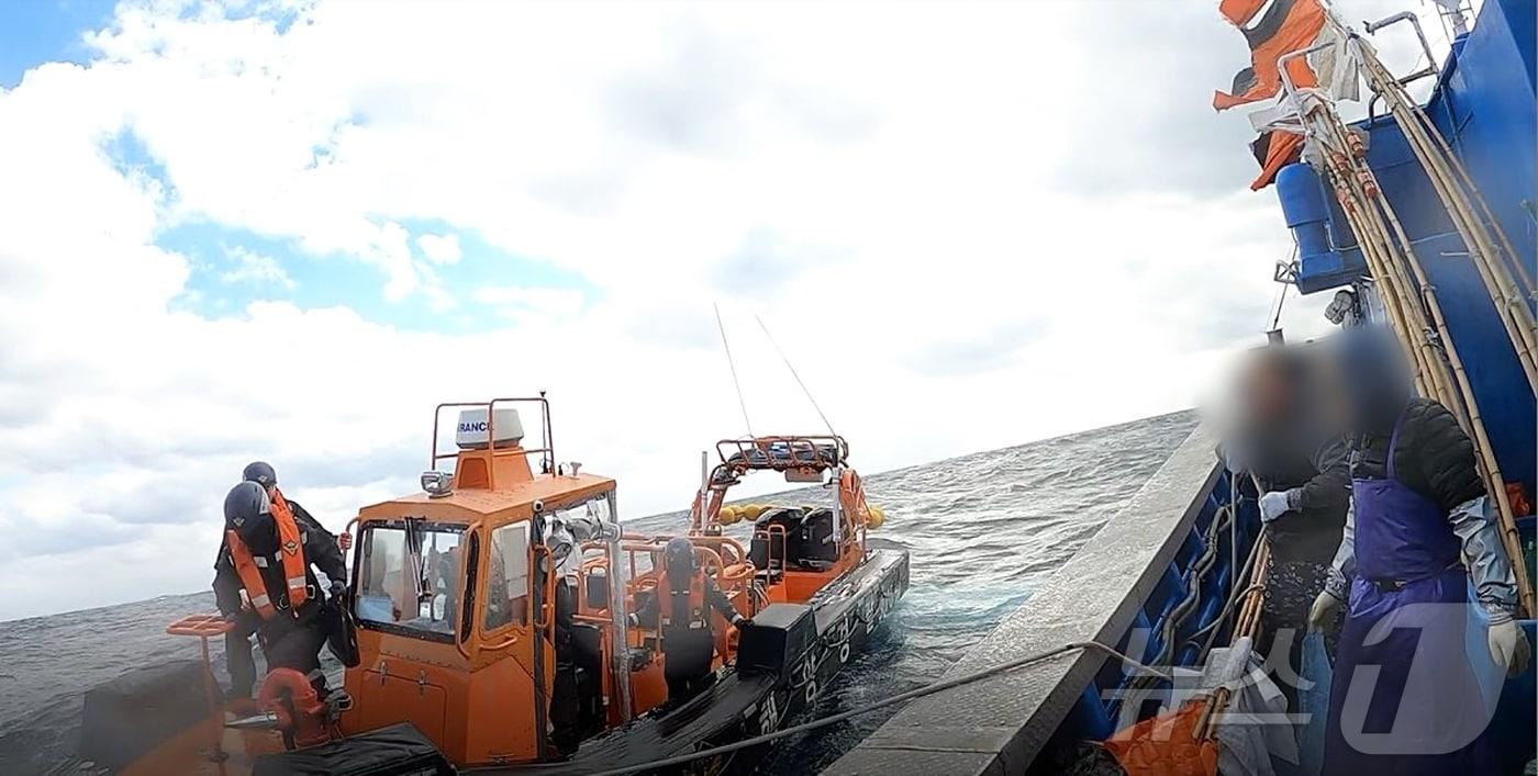 무허가 AIS 추정선박 검문검색 실시하는 동해해경 함정.(동해해경 제공, 재판매 및 DB 금지) 2025.2.25/뉴스1