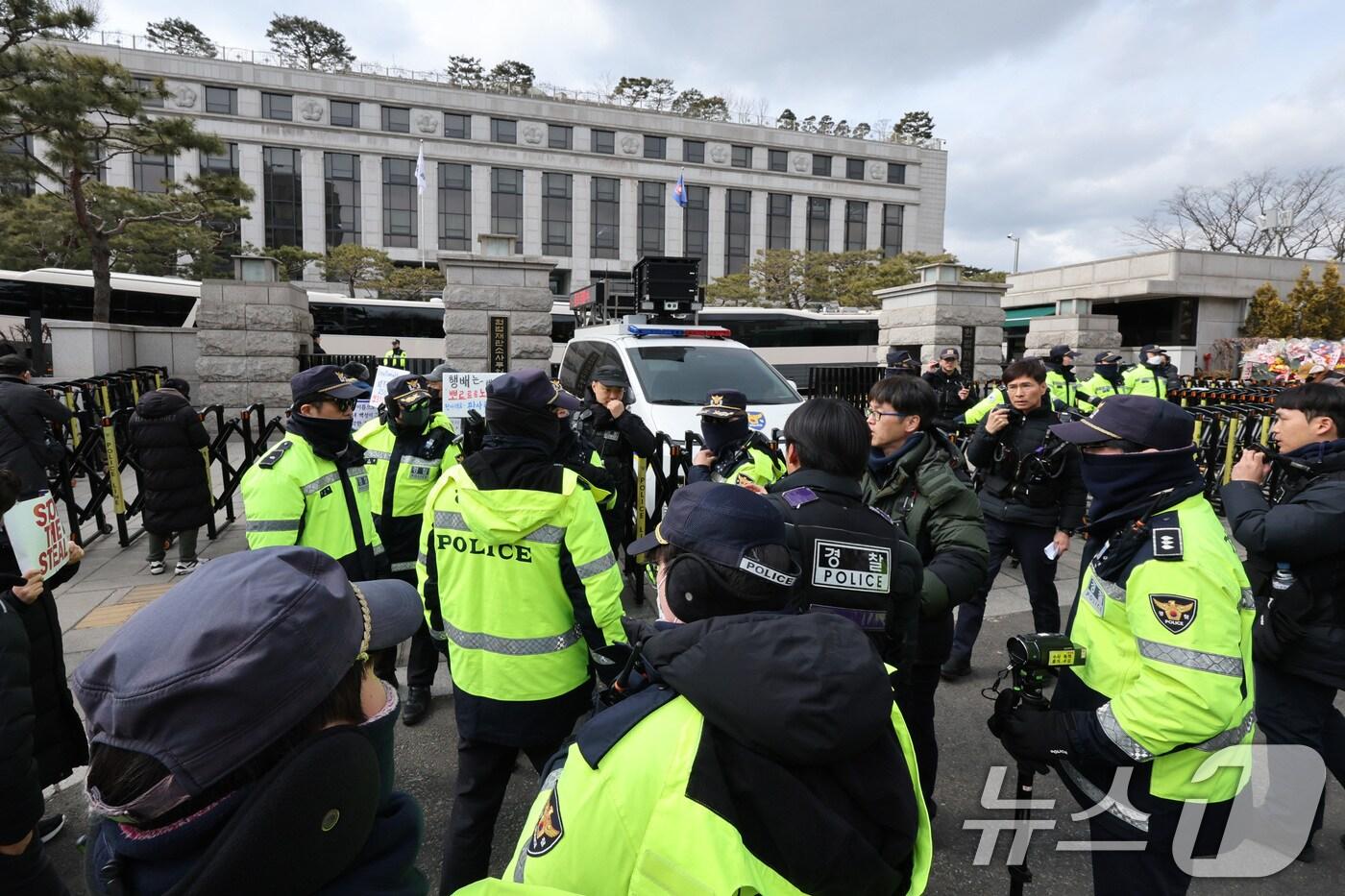 윤석열 대통령 탄핵 심판 마지막 변론 기일인 25일 오전 서울 종로구 헌법재판소 앞에 경찰이 투입되고 있다. 이날 변론기일에는 윤 대통령이 헌정사 최초로 탄핵 심판 최후 진술을 할 것으로 알려졌다. 2025.2.25/뉴스1 ⓒ News1 신웅수 기자