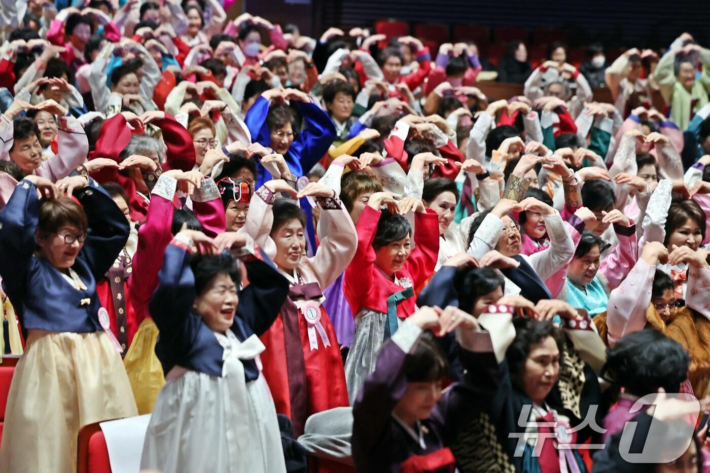 25일 서울 마포구 마포아트센터에서 열린 일성여자중고등학교 제23회 졸업식에서 졸업생들이 선생님들에게 손하트를 만들고 있다. 2025.2.25/뉴스1 ⓒ News1 황기선 기자