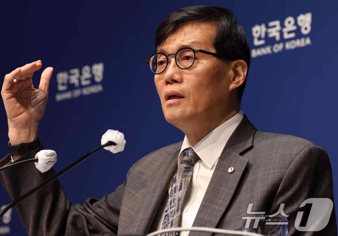 이창용 한국은행 총재가 25일 서울 중구 한국은행에서 열린 금융통화위원회 금리 결정에 대한 기자간담회에서 발언하고 있다. 2025.2.25/뉴스1 ⓒ News1 사진공동취재단