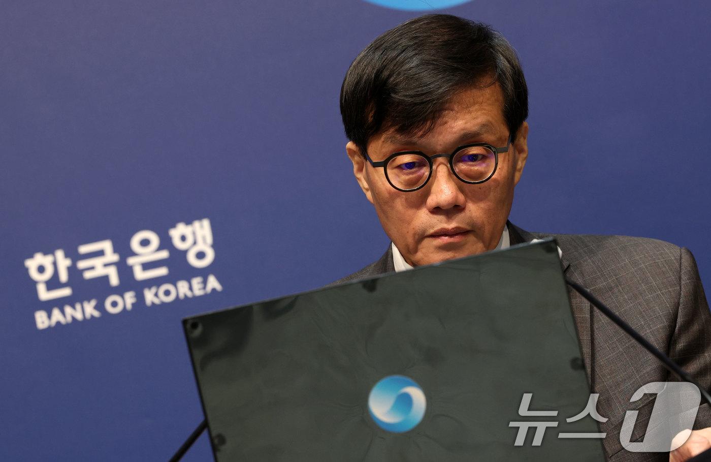 이창용 한국은행 총재가 25일 금융통화위원회 본회의 후 통화정책방향 기자 간담회에서 질문을 듣고 있다. /뉴스1