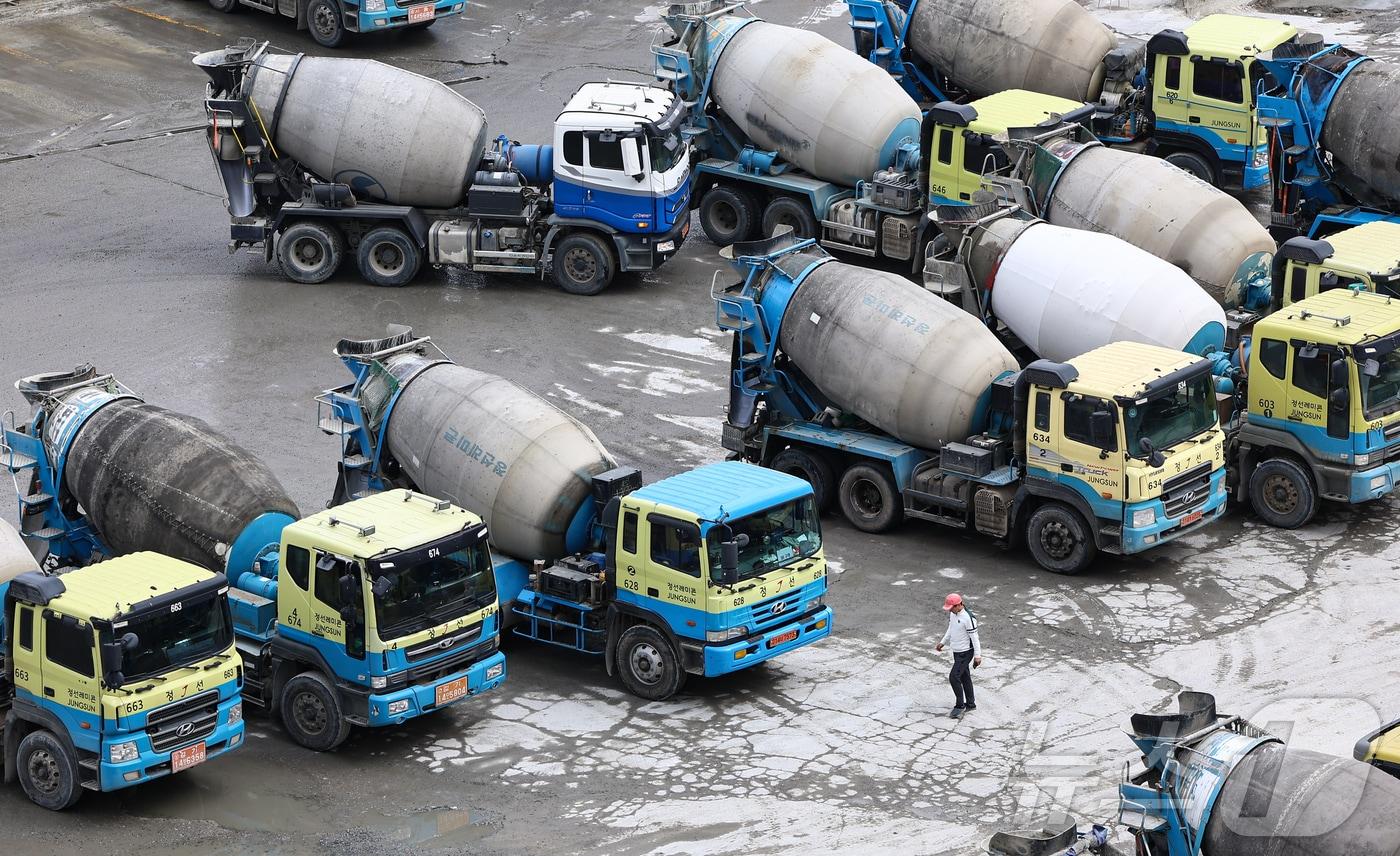 경기 안양시에 위치한 레미콘 공장에 믹서트럭이 주차돼 있다. 2025.2.25/뉴스1 ⓒ News1 김도우 기자